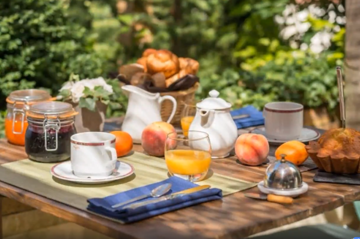 Petit déjeuner copieux hôtel le Castéra